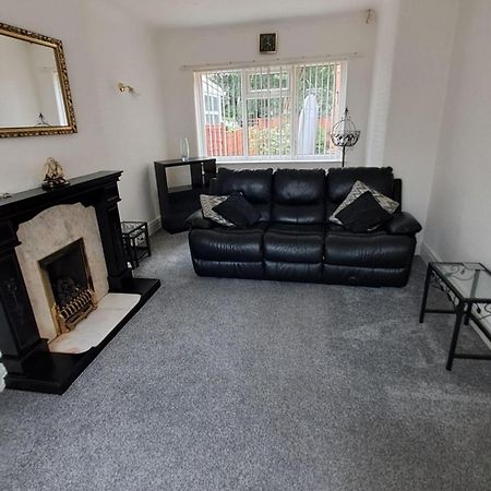 Dalton House - Three Bedroom Property Stretford Free Parking Near The Trafford Centre Manchester Exterior photo