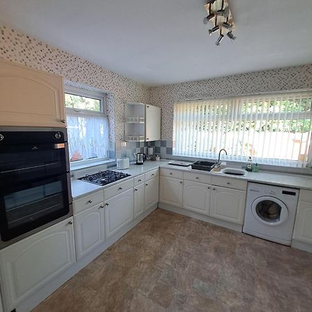 Dalton House - Three Bedroom Property Stretford Free Parking Near The Trafford Centre Manchester Exterior photo
